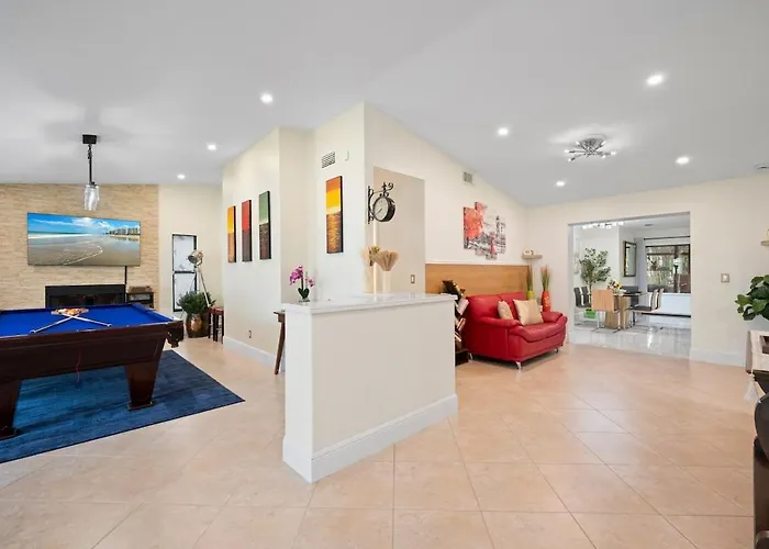 Chic 4Br Home Hot Tub Game Room